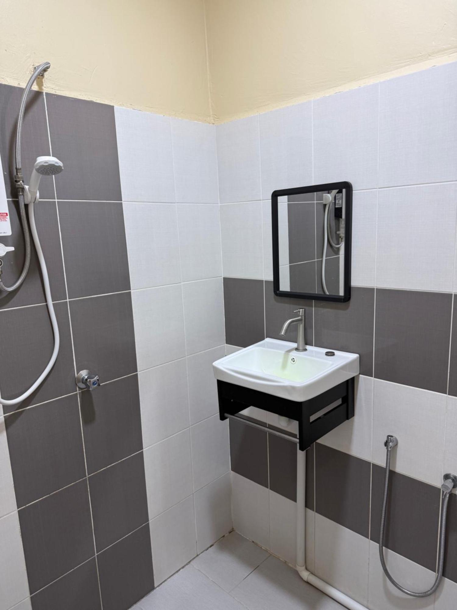 Maze Roomstay Langkawi Pantai Cenang  Bagian luar foto